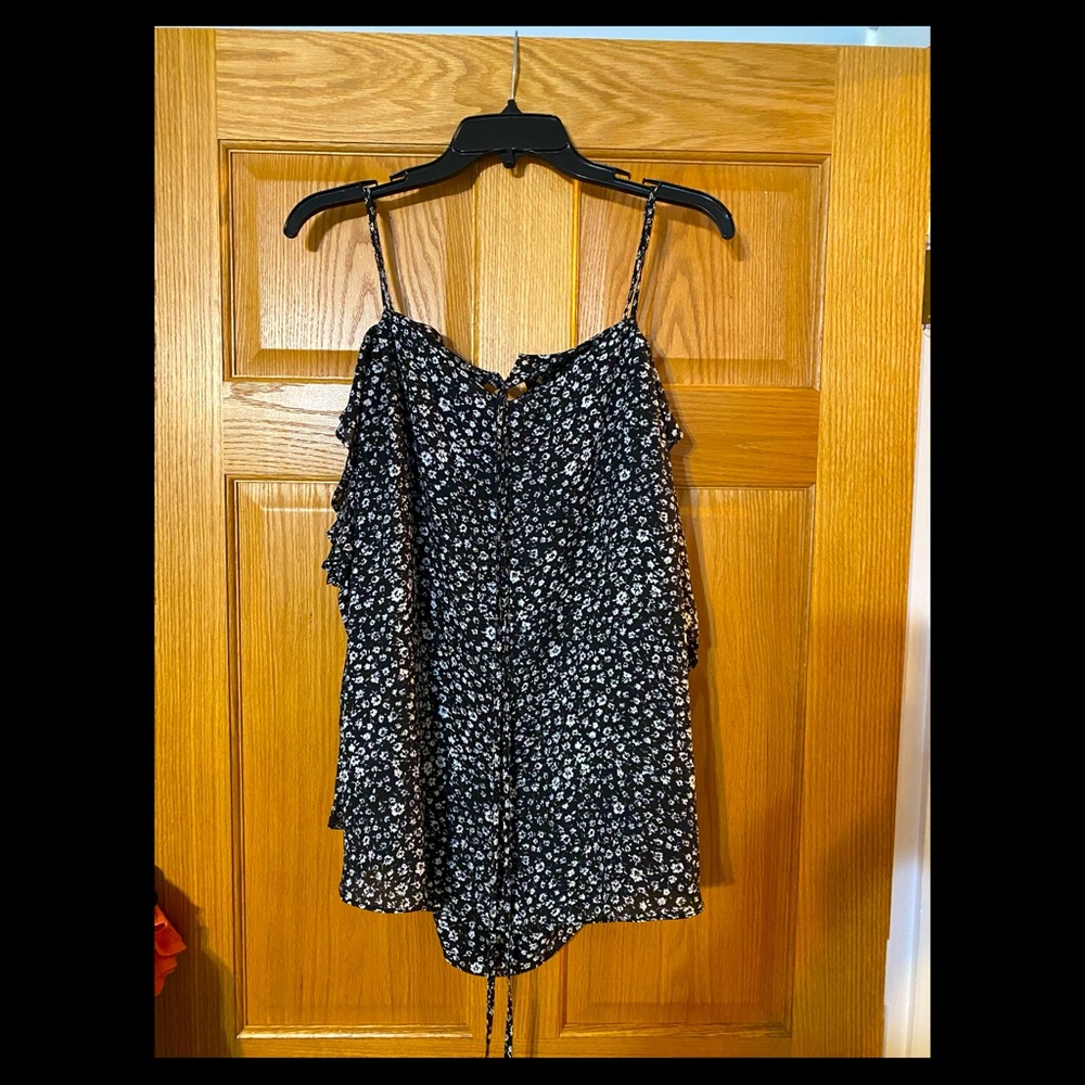Beautiful summer top. Peekaboo shoulders.
